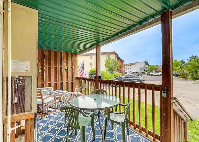 Unwind Poolside, Walk To Sand! Ocean Holiday home