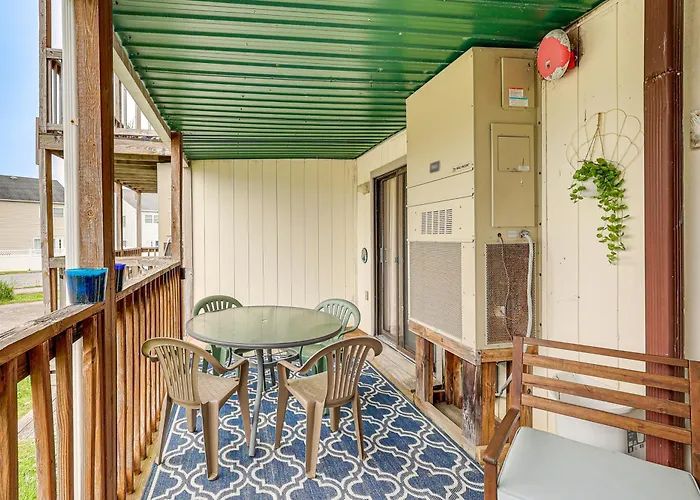Unwind Poolside, Walk To Sand! Ocean Holiday home