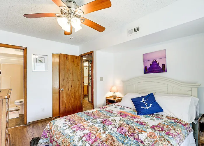 Unwind Poolside, Walk To Sand! Ocean Holiday home